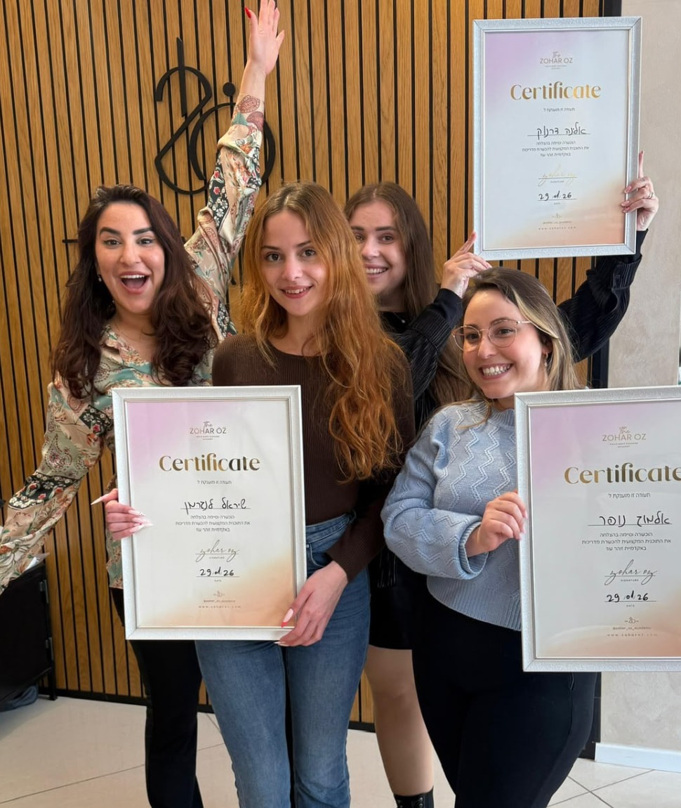 שיראל בסיום הכשרת המדריכות, מחזיקה תעודה יחד עם משתתפות נוספות