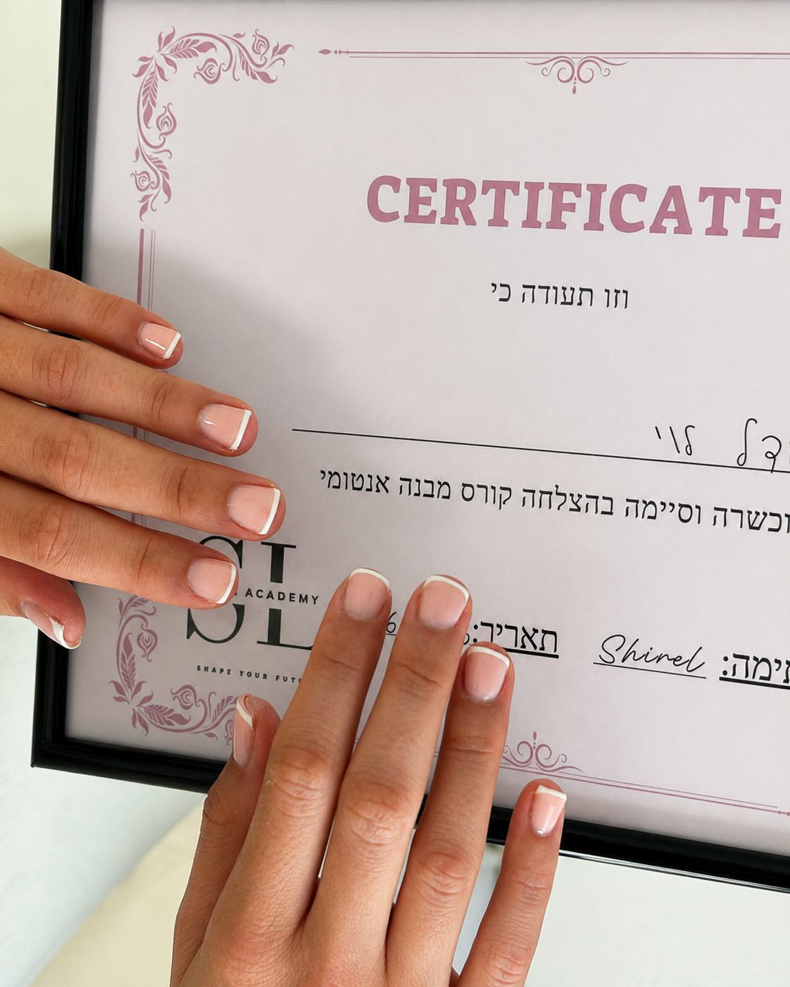 עבודת תלמידה, מניקור פרנץ׳ לצד תעודת סיום הקורס