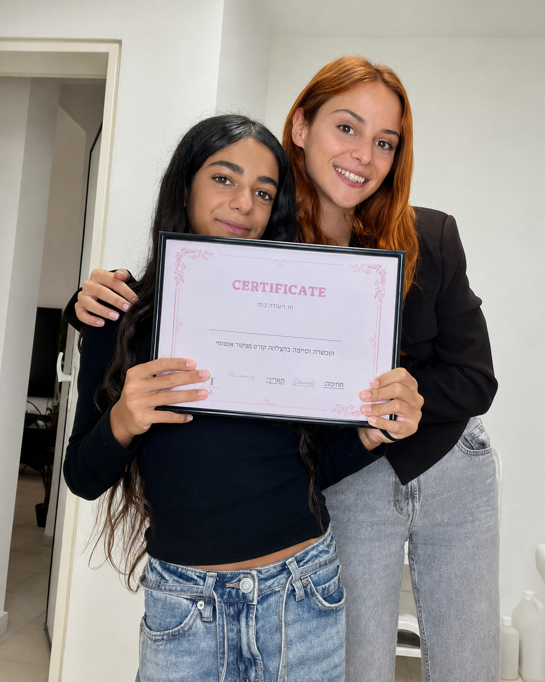 שיראל עם תלמידה שמחזיקה את תעודת סיום הקורס